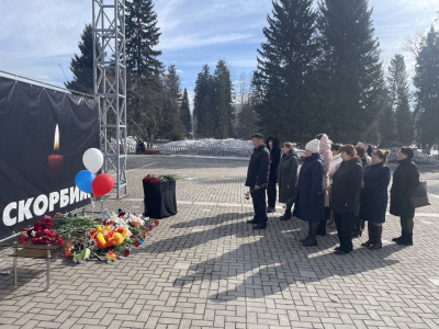 Единение в трагедии.  Сотрудники Контрольно-счетной палаты Республики Алтай возложили цветы в память о жертвах теракта в «Крокус Сити Холле»